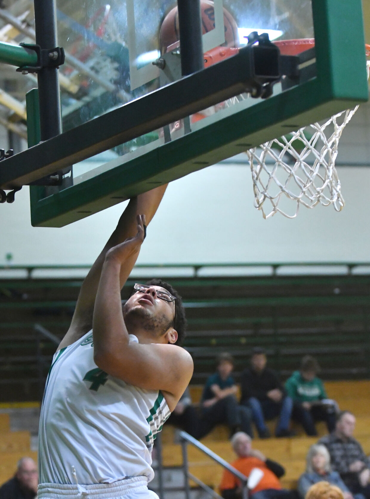 90-year-old Geneseo woman gets college degree 112622-qc-spt-ut-rockridge hoops-146
